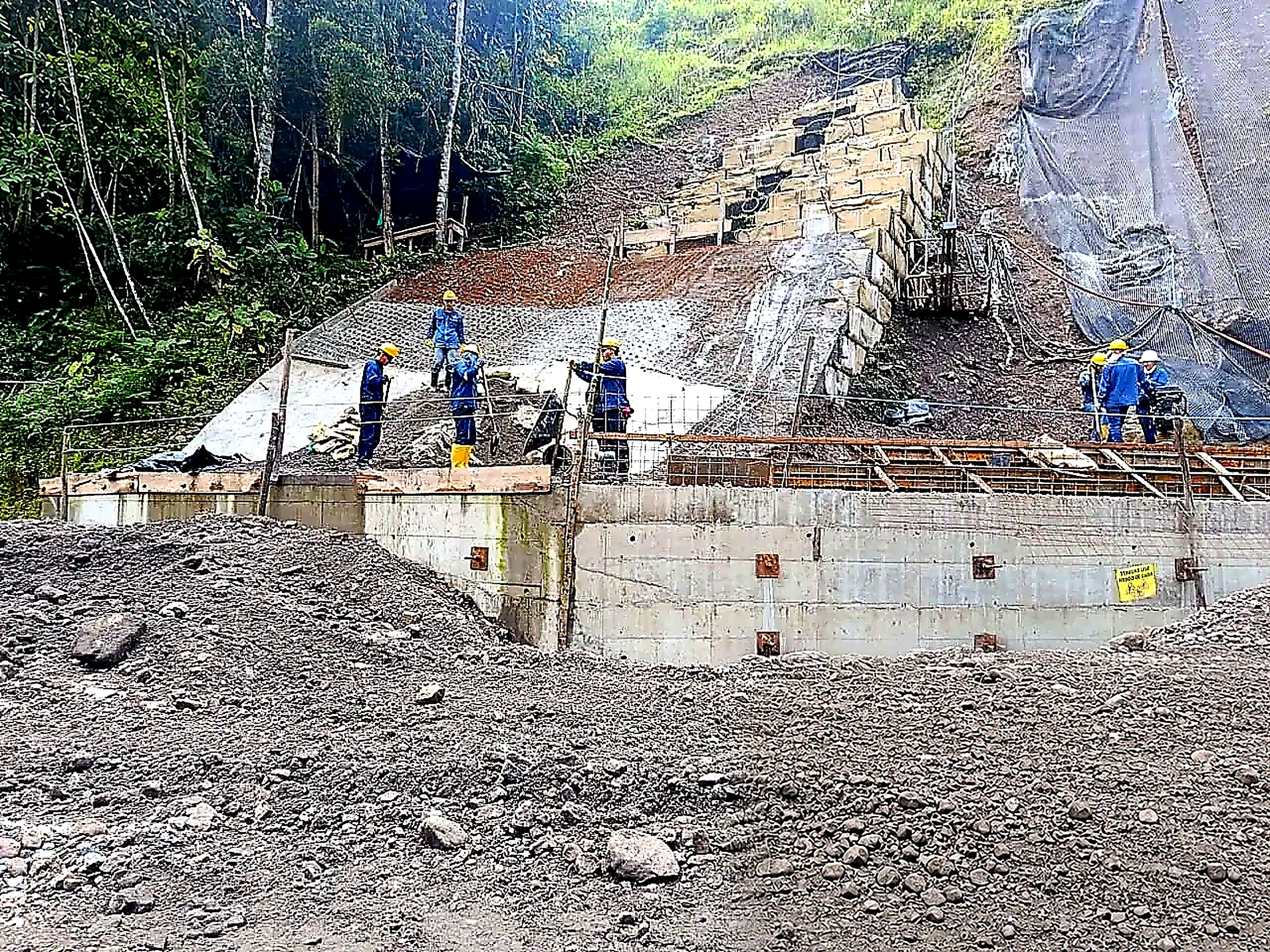 Muro de contención en concreto al pie de un talud