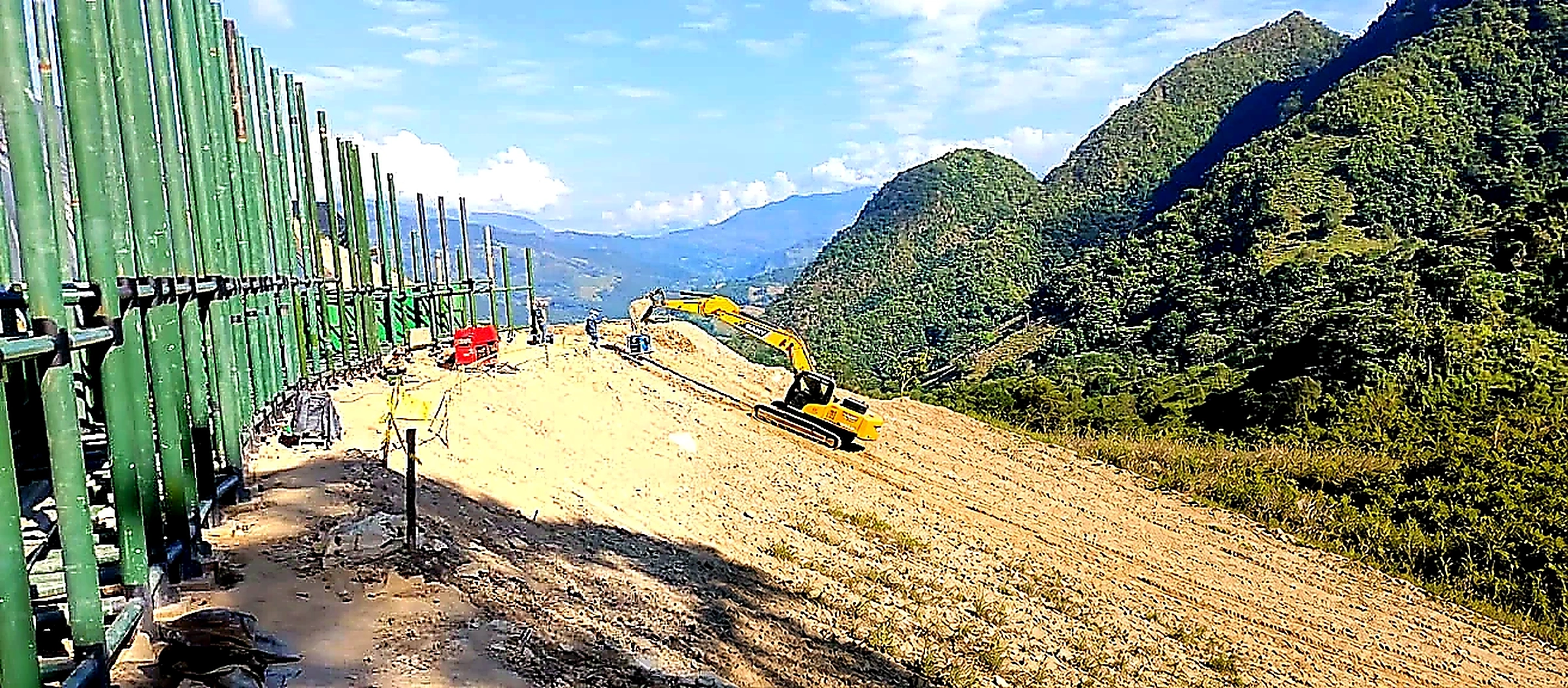 Estructura metálica verde de SOILING a lo largo de una ladera