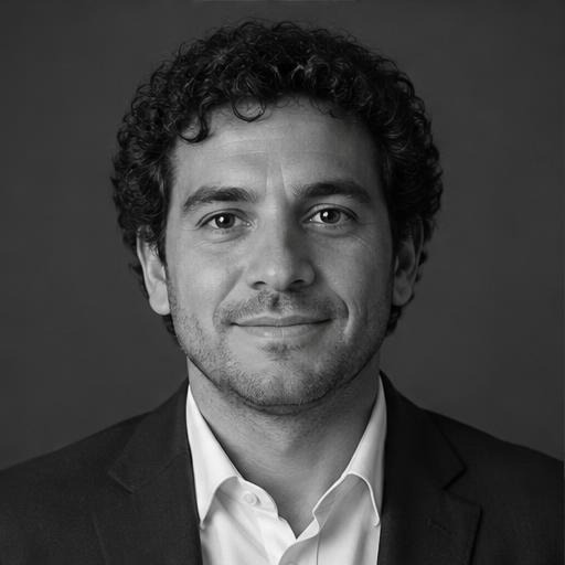 Retrato simulado de una persona ficticia; fotografía real del equipo pendiente